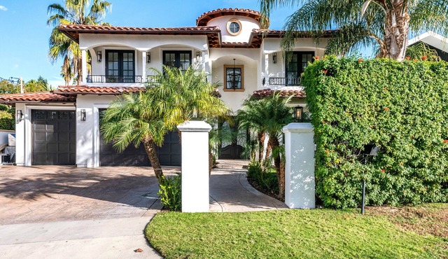 Gorgeous , Spacious modern villa In Encino , Close To Restaurants and more