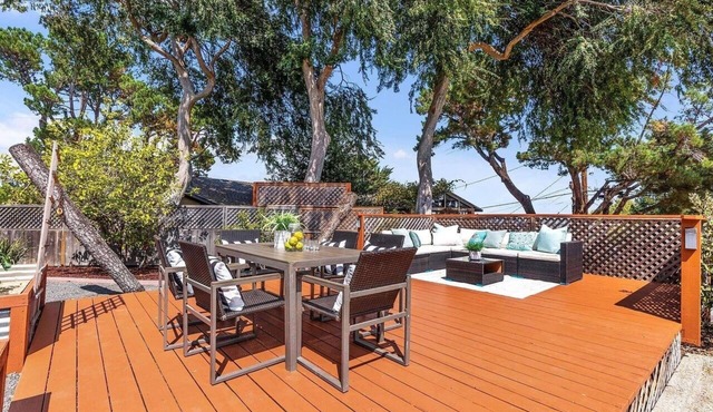 Gorgeous Spacious Peninsula Home with Bay Views