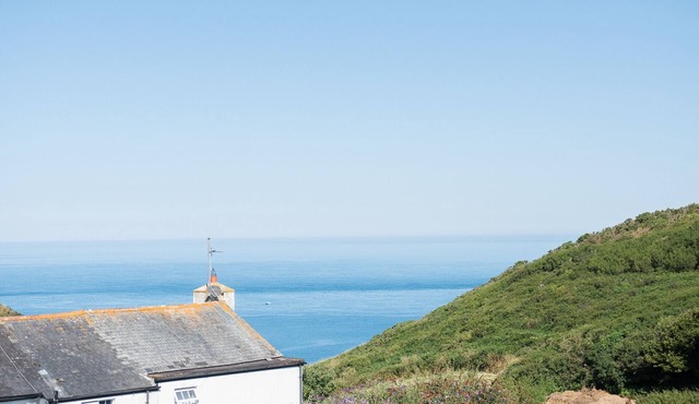 Gorgeous spotless modern 2 bed, 2 bath flat, sea views, local pubs, great walks.