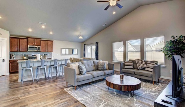 Gorgeous Star home ~ King Bed ~ 5 TVs ~ Walkable to Downtown Star and Albertsons