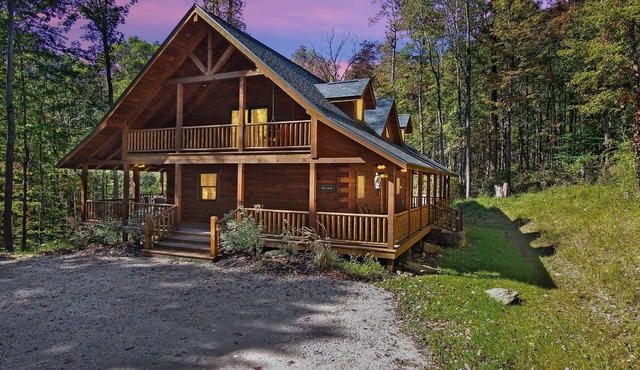 Gorgeous Starry Knight Lodge next to the Hocking Hills State Forest; Sleeps 12