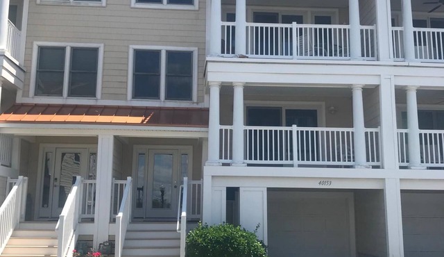 Gorgeous! Steps to Beach, Bay, Pool! 2 Master Suites! Bay views, beautiful home!