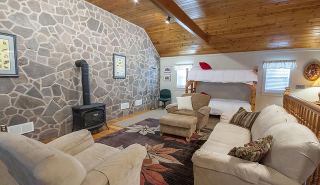 Gorgeous Studio Apartment on a farm! Animals, flower/vegetable gardens.