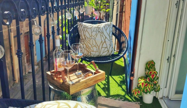 Gorgeous Studio apartment with Balcony - L'appartement de la rivière qui chante