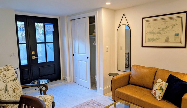 Gorgeous studio with AC in Cambridge. Great Location!
