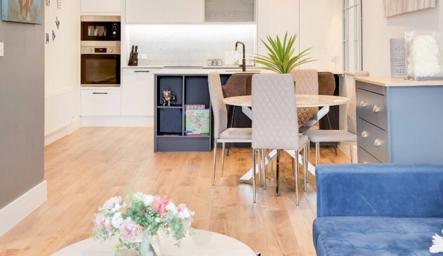 Gorgeous & Stylish 1BR City Centre Nr Cliffs Pavillion by Luxiety Stays