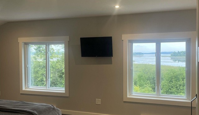 Gorgeous suite overlooking Rice Lake. Breathtaking sunrise, peaceful relaxation.