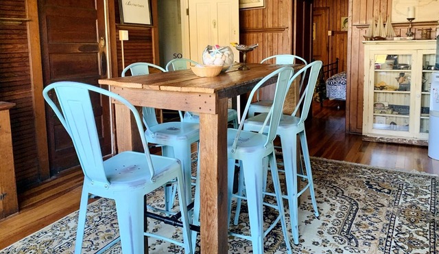 Gorgeous Summer Cottage! Near Park Shore Beach