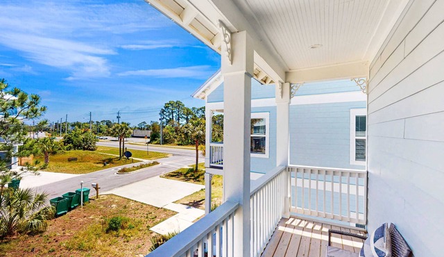 Gorgeous & sun-filled coastal retreat with balcony & W&D - near golf & beaches