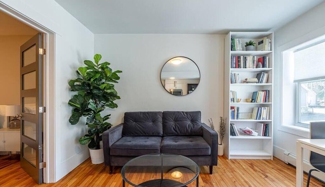 Gorgeous & Sunny Executive Suite, AC