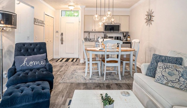 🏖️ Gorgeous Sunset Views @ The Shores Lake View Condo ➠ 5681