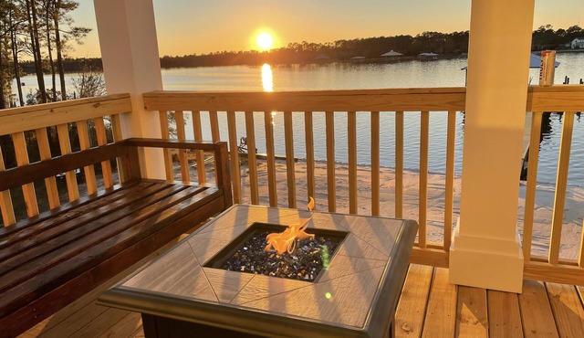 Gorgeous Sunset Views, Private Beach and Boat Slips