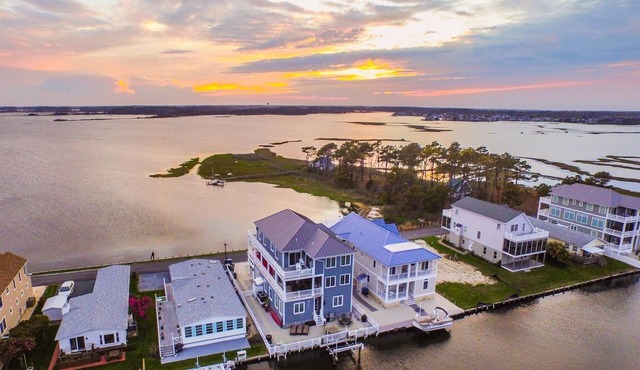 Gorgeous Sunsets on Bay in Beautiful 7 BR Home 1.5 Mi to Beach