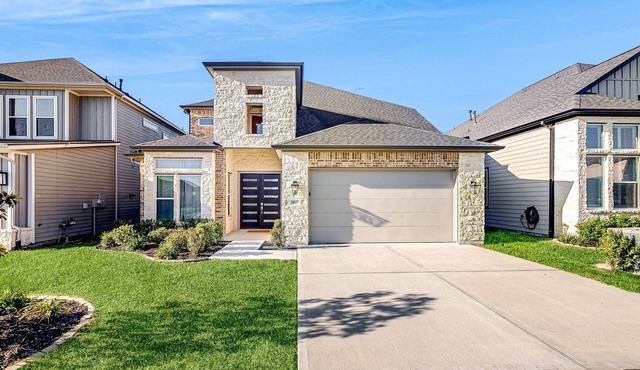 Gorgeous Texas home with water views, high ceilings, balcony, streaming, & AC