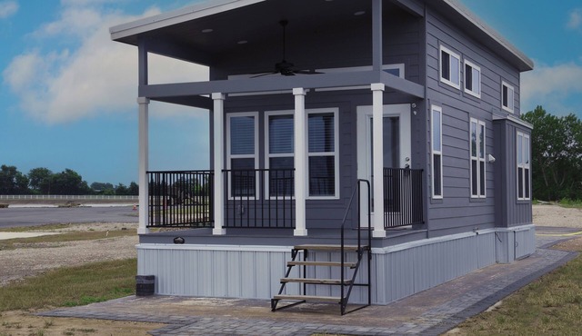 Gorgeous Tiny Home in Peninsula Point Richland Chambers Lake -- Lake Life