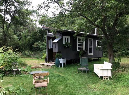 Gorgeous Tiny House Rentl for Glmping Getwy ner Srtog Springs in Upstte New York