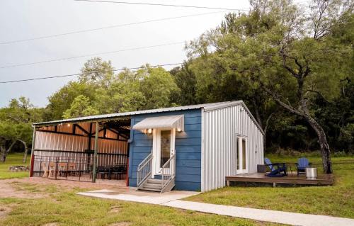 Gorgeous Tiny House with Fire Pit, Games and Barbecue in San Saba, Texas
