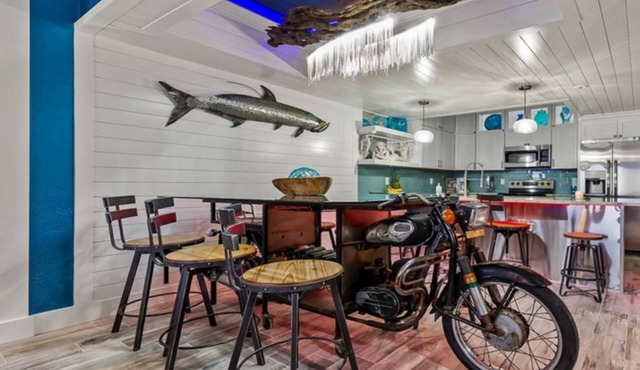 GORGEOUS, TOTALLY RENOVATED CONDO ON BEACH.GREAT VIEWS, WATCH THE WORLD GO BY!