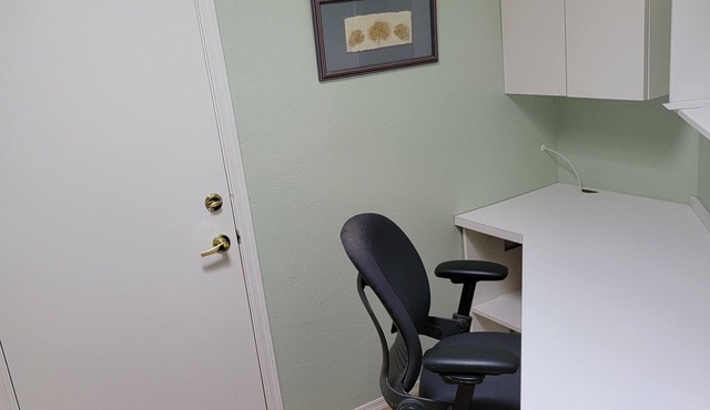 Gorgeous townhome with AC in Green Valley. Garage to park your vehicle.