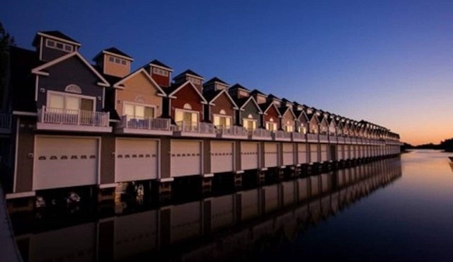 Gorgeous Townhouse & Boathouse in Cozy Carnegie Bay