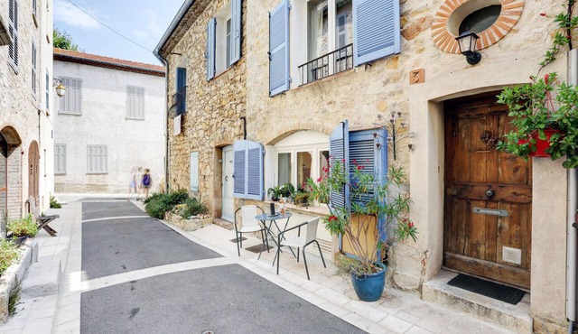 Gorgeous townhouse in the centre of Valbonne with LARGE ROOF TERRACE and AIRCON!