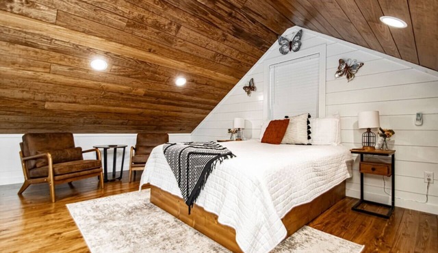 Gorgeous Treehouse Style Cabin!