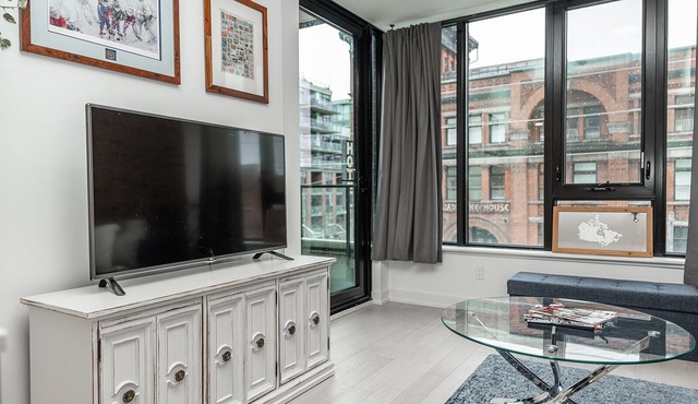 Gorgeous + Trendy Condo on Queen W - 2Bed 2Bath - Toronto's Best Neighbourhood!