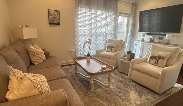 Gorgeous Tuscaloosa Condo. Perfect for Your Stay! Easy walk to stadium!