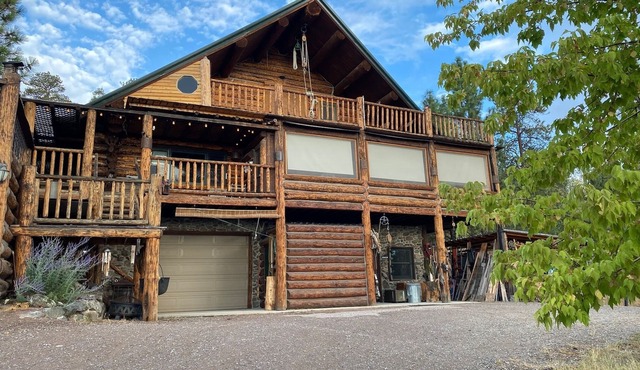 Gorgeous Unique log home at Canyon Ferry Lake - Pet Friendly!
