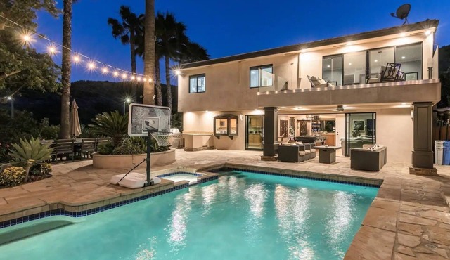 Gorgeous unique villa W/pool, spa & SWEEPING view