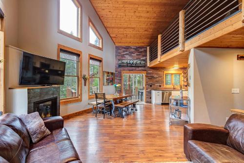 Gorgeous updated mountain home just minutes from the slopes, private hot tub, pool table!