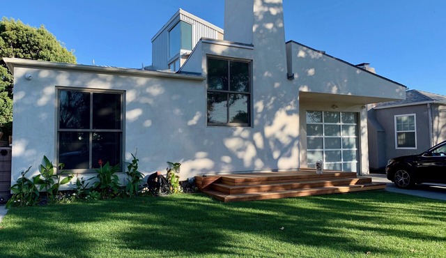 Gorgeous upscale 1-bedroom suite by beach, hip restaurants, bars. Pet Friendly!