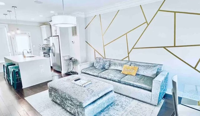 Gorgeous Upscale 4-Level Modern 4BR/3.5 BA Home with Parking Free Cancellation