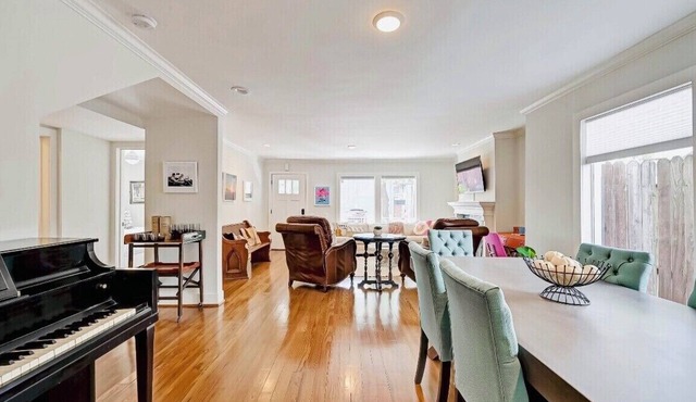 Gorgeous Upscale Bungalow in Montrose 3/4 Bedroomsn