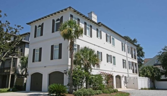Gorgeous Upscale Villa, 2 minute walk to Beach and short walk to Pier!