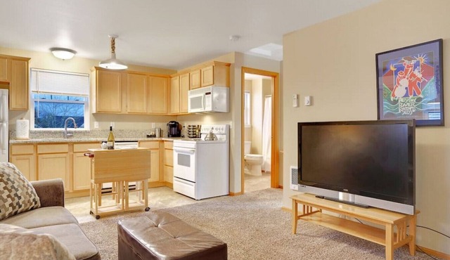 Gorgeous Upstairs Apartment very close to Hospital