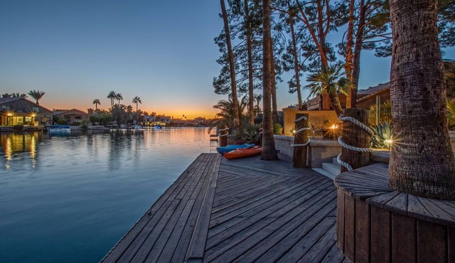 GORGEOUS Val Vista Lake VIEW: Htd PVT POOL, Spa, Putt Green, Kayaks, Bikes, Fishing