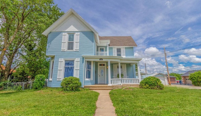 Gorgeous Victorian home 40min from Lake Ozarks!