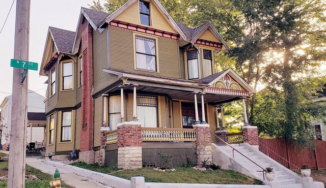 Gorgeous Victorian with Seasonal Pool , sleeps 8, pet friendly close to downtown