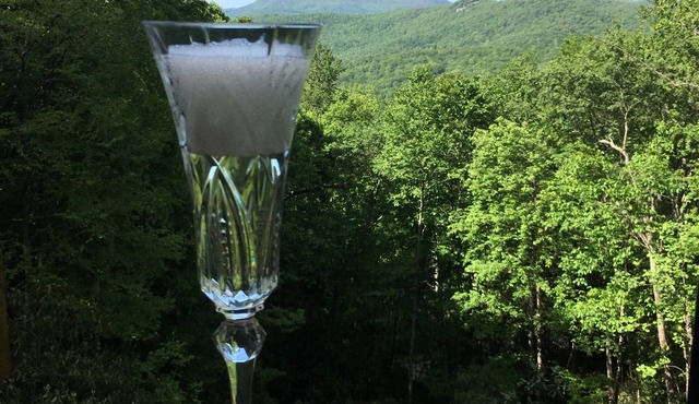 GORGEOUS VIEW, private! Bring your friends; pool, pickleball/tennis; FIREPIT