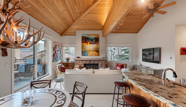 Gorgeous View, 3 minute shuttle to ski lifts Renovated- Great Location
