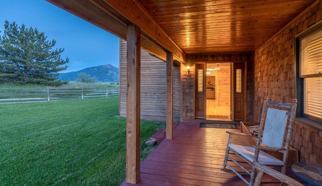 Gorgeous Views, Big Hot Tub, 2 Fireplaces, IR Sauna, Spacious Rooms, Huge Deck