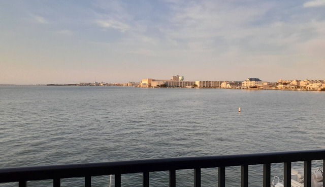 Gorgeous Views, Direct Bayfront Condo