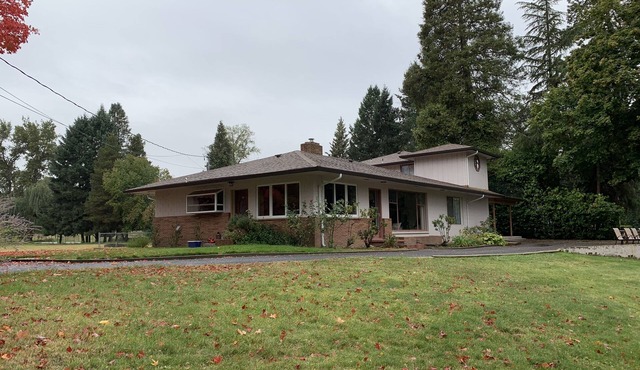 Gorgeous Views of Rogue River from house, patio, lawn and large deck/balcony