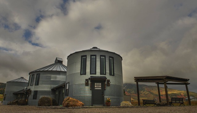 Gorgeous views, unique stay minutes away from hot pools, golfing, restaurants.