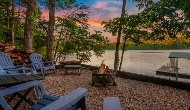 Gorgeous views with plenty of space & privacy for large groups. Pet Friendly!