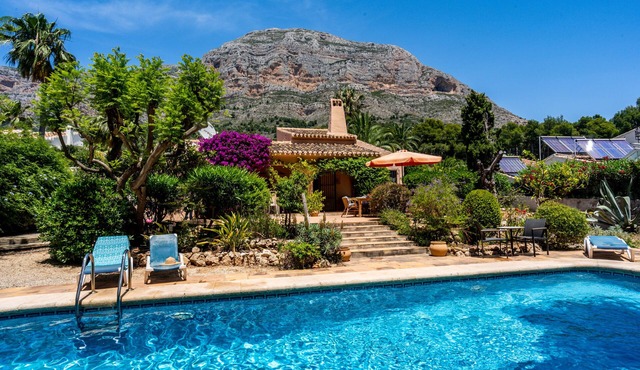 Gorgeous Villa . 2 Bed, private pool, FREE WiFi, Air-conditioning and BBQ