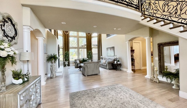 Gorgeous Villa In Upscale Neighborhood