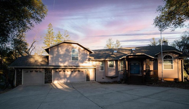 Gorgeous villa overlooking Yosemite mountains