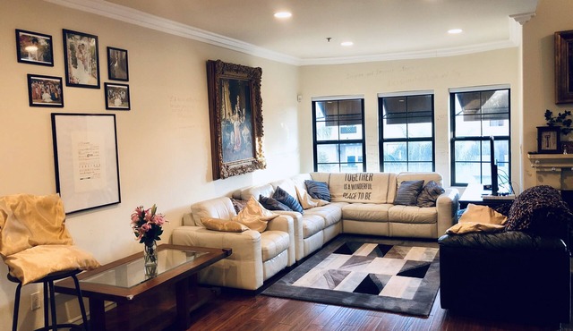 Gorgeous Villa style Condo by Universal Studios, Farmers Market, & Ventura Shops
